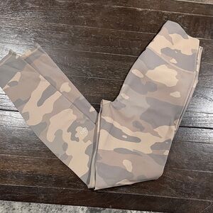 Alo Vapor Neutral Camo Leggings